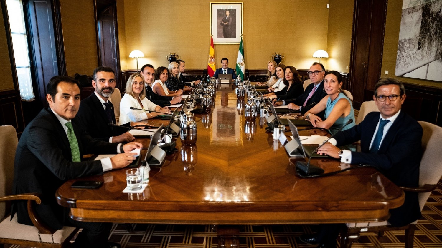 Moreno cuenta con un Gobierno 4x4, de camisas arremangadas y probada solvencia que trabajará por Andalucía