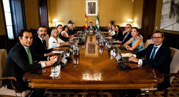 Moreno cuenta con un Gobierno 4x4, de camisas arremangadas y probada solvencia que trabajará por Andalucía