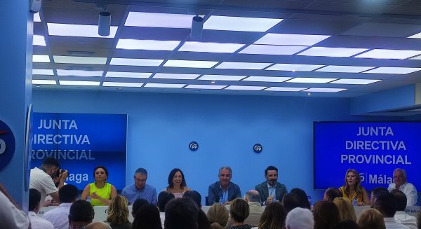 Elías Bendodo y Patricia Navarro clausuran la Junta Directiva Provincial de la formación 