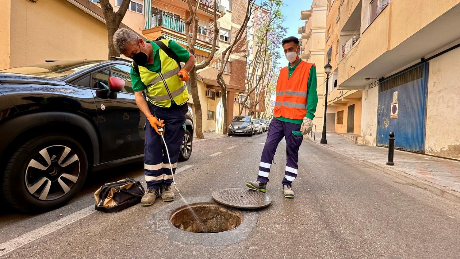 El Ayuntamiento de Fuengirola intensifica las labores de desinsectación ante el aumento de las temperaturas