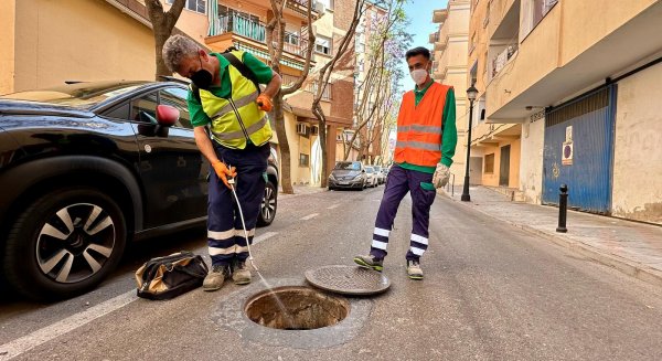 El Ayuntamiento de Fuengirola intensifica las labores de desinsectación ante el aumento de las temperaturas