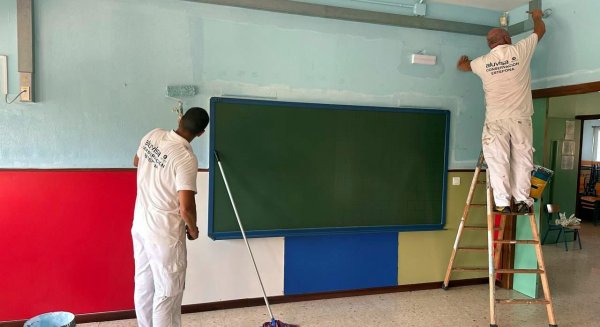 El Ayuntamiento de Estepona ejecutará más de medio centenar de actuaciones de mejora en centros educativos durante el periodo estival 