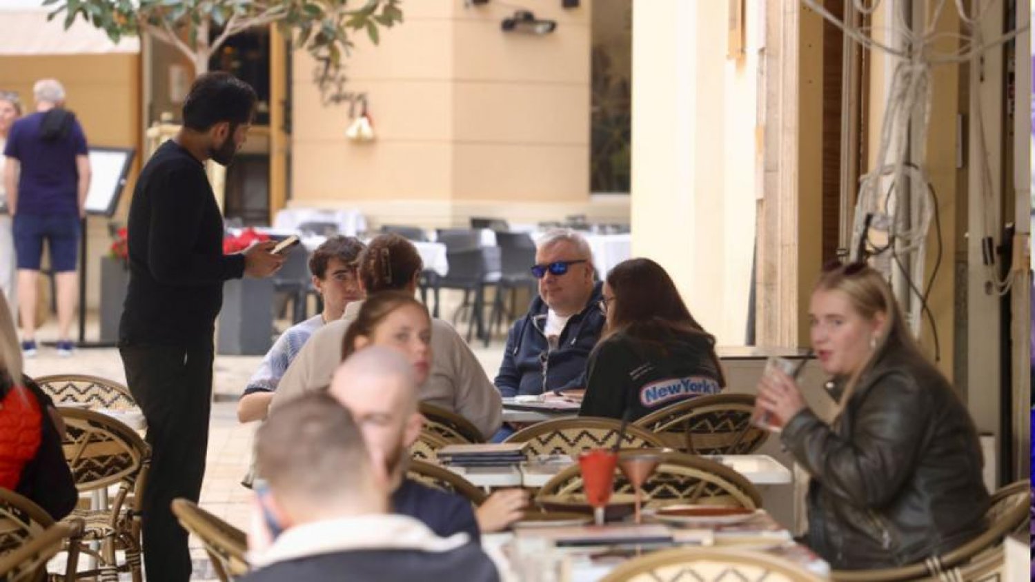 El paro registrado en Málaga consigue su sexta bajada consecutiva con el turismo como protagonista