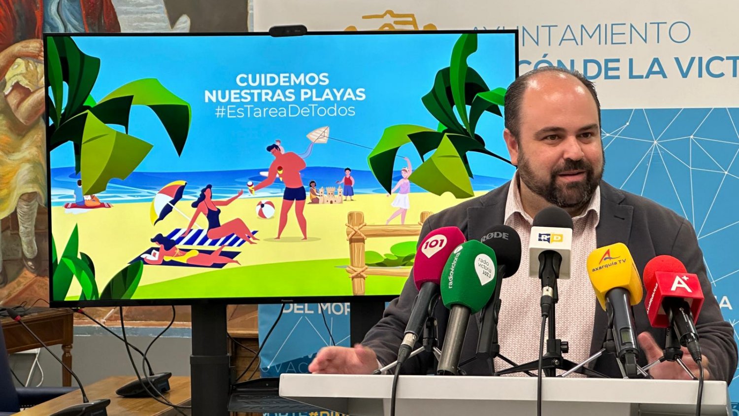 Rincón de la Victoria impulsa una nueva campaña de concienciación para evitar que se arrojen colillas en el mar 