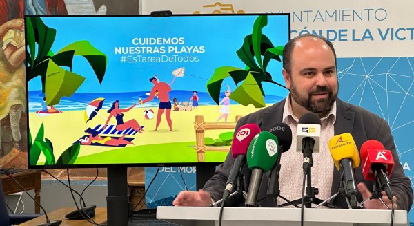 Rincón de la Victoria impulsa una nueva campaña de concienciación para evitar que se arrojen colillas en el mar 