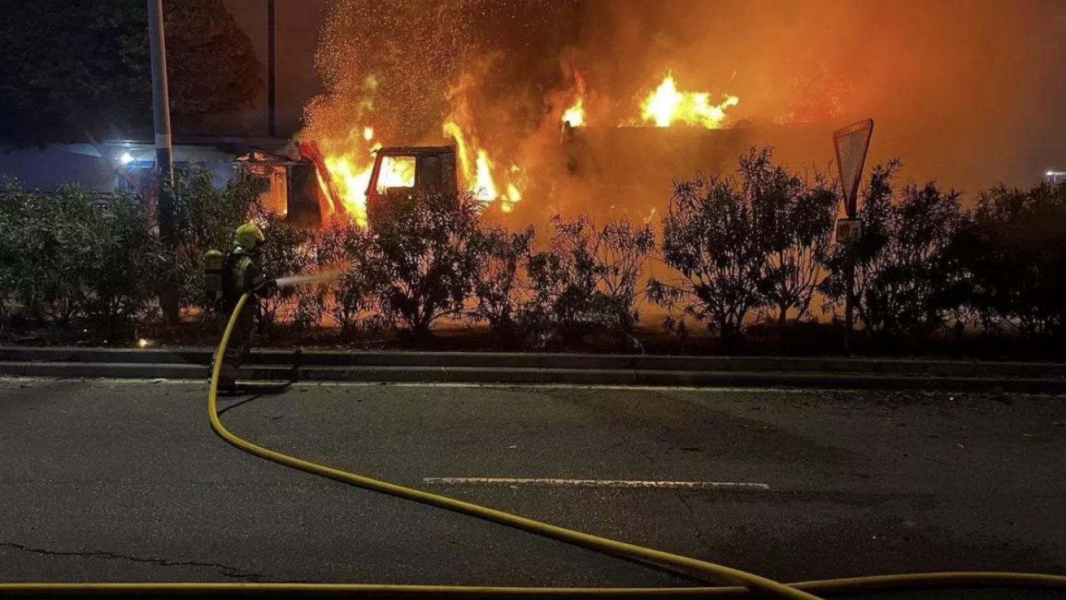 Un camión queda calcinado en el polígono Trévenez de Málaga
