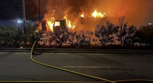 Un camión queda calcinado en el polígono Trévenez de Málaga