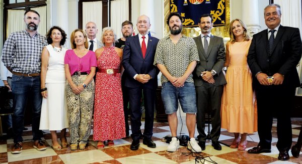 El Ayuntamiento recibe al cantautor malagueño El Kanka, pregonero de la Feria de Málaga 2024