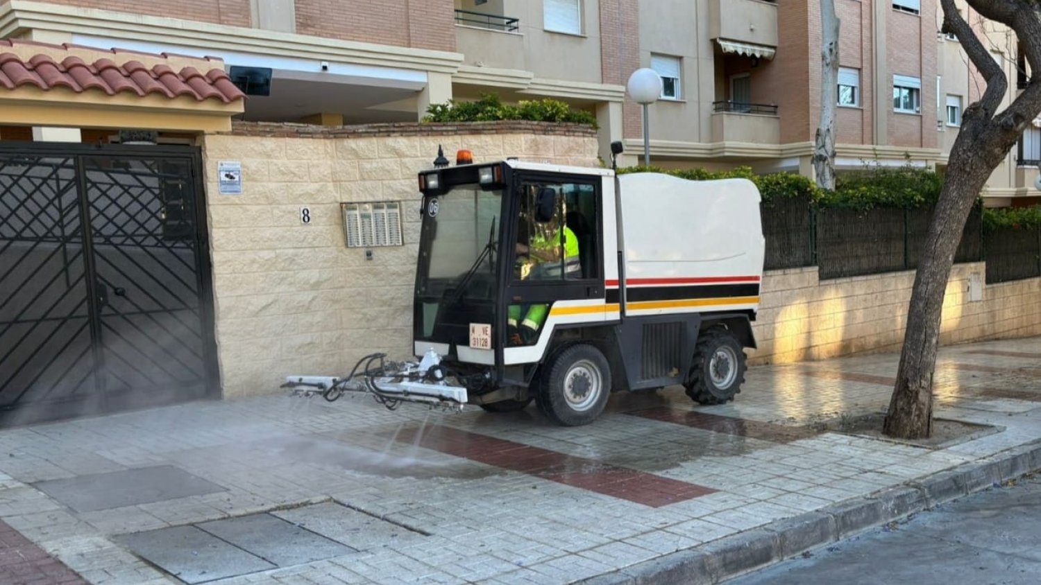 Torremolinos pone en marcha un plan de choque de limpieza con el refuerzo de hidrolimpiadoras