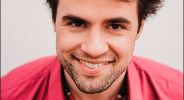 El cantante y compositor Dennis Mansfeld vuelve a Estepona acompañado por su banda