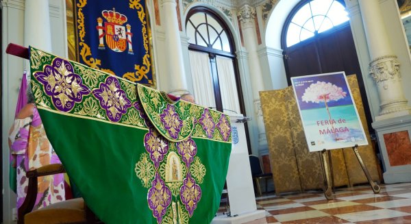 El Ayuntamiento de Málaga presenta el Capote de Paseo a la mejor faena taurina de la Feria 2023