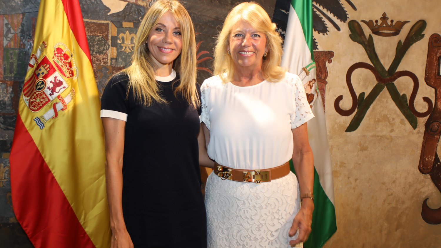 La alcaldesa de Marbella recibe a la actriz y cantante marbellí María Adamuz, protagonista del musical ‘Tocando nuestra canción’ 