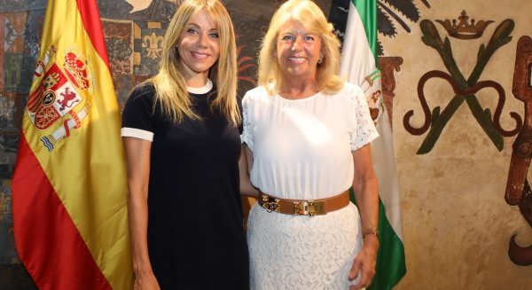 La alcaldesa de Marbella recibe a la actriz y cantante marbellí María Adamuz, protagonista del musical ‘Tocando nuestra canción’ 