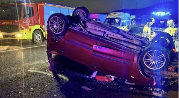Cinco heridos al chocar un coche y un camión en la A-45 en Casabermeja