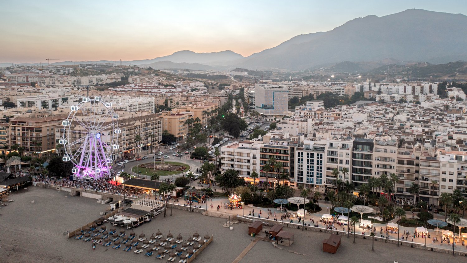 Entra en funcionamiento la noria panorámica de 40 metros de altura en el Paseo Marítimo de Estepona