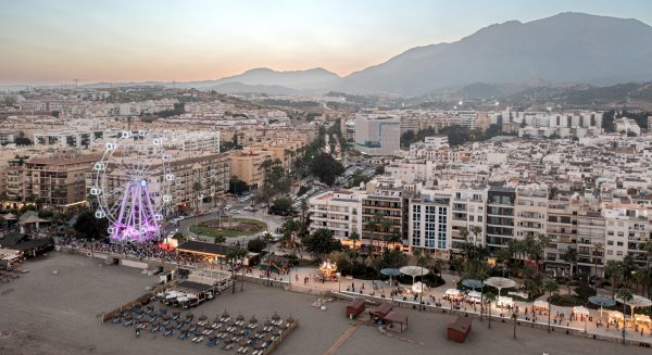Entra en funcionamiento la noria panorámica de 40 metros de altura en el Paseo Marítimo de Estepona