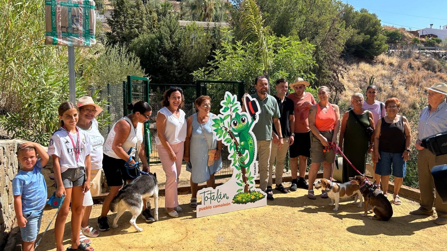 Totalán estrena un parque canino financiado con fondos del PFEA