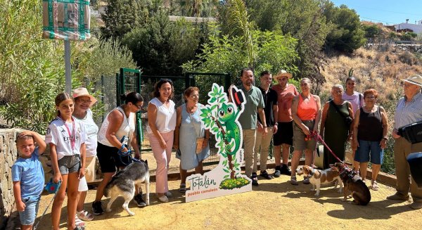 Totalán estrena un parque canino financiado con fondos del PFEA