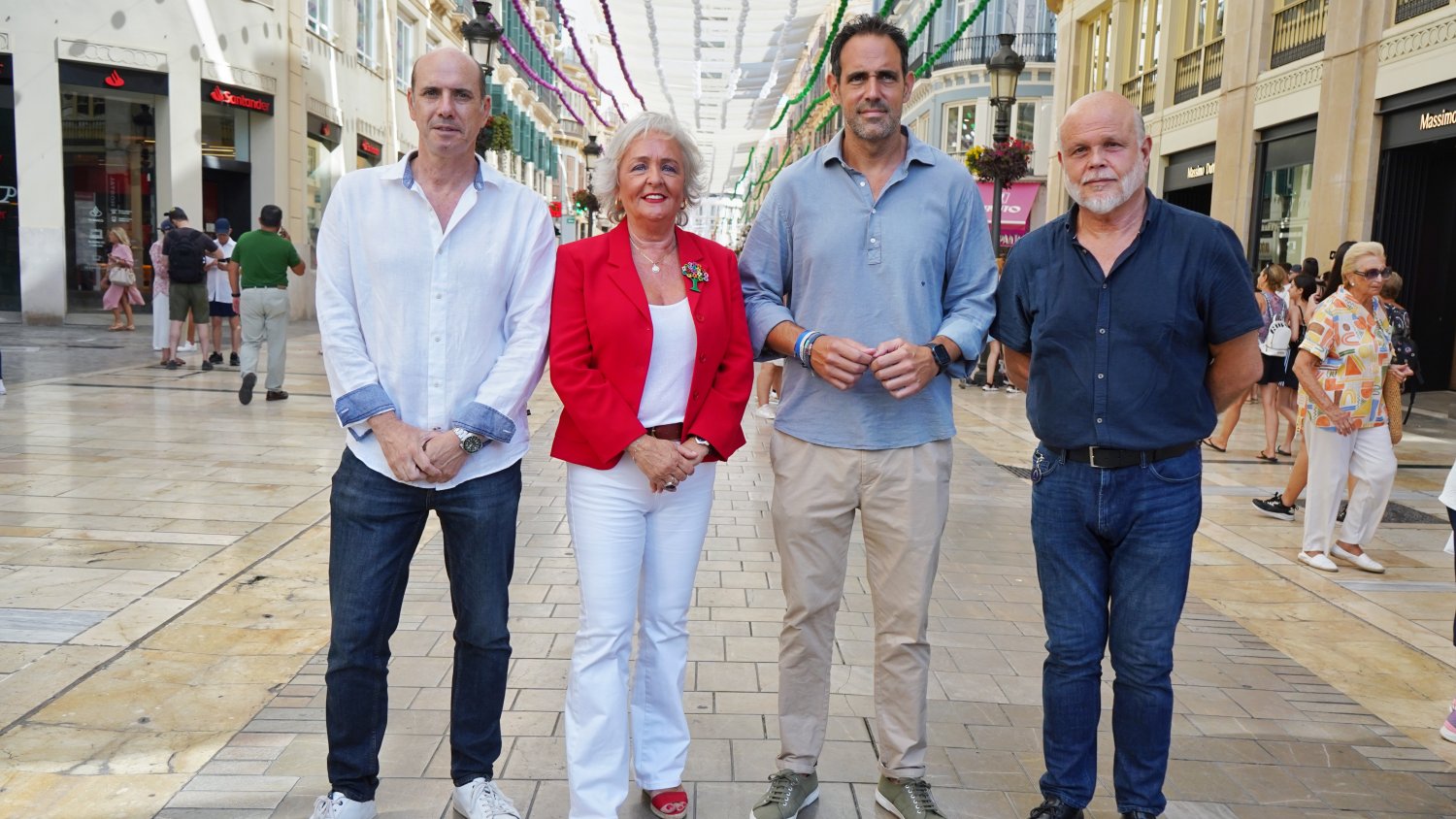 Verdiales, flamenco y música popular llenan de ambiente festivo el Centro Histórico de Málaga durante la Feria