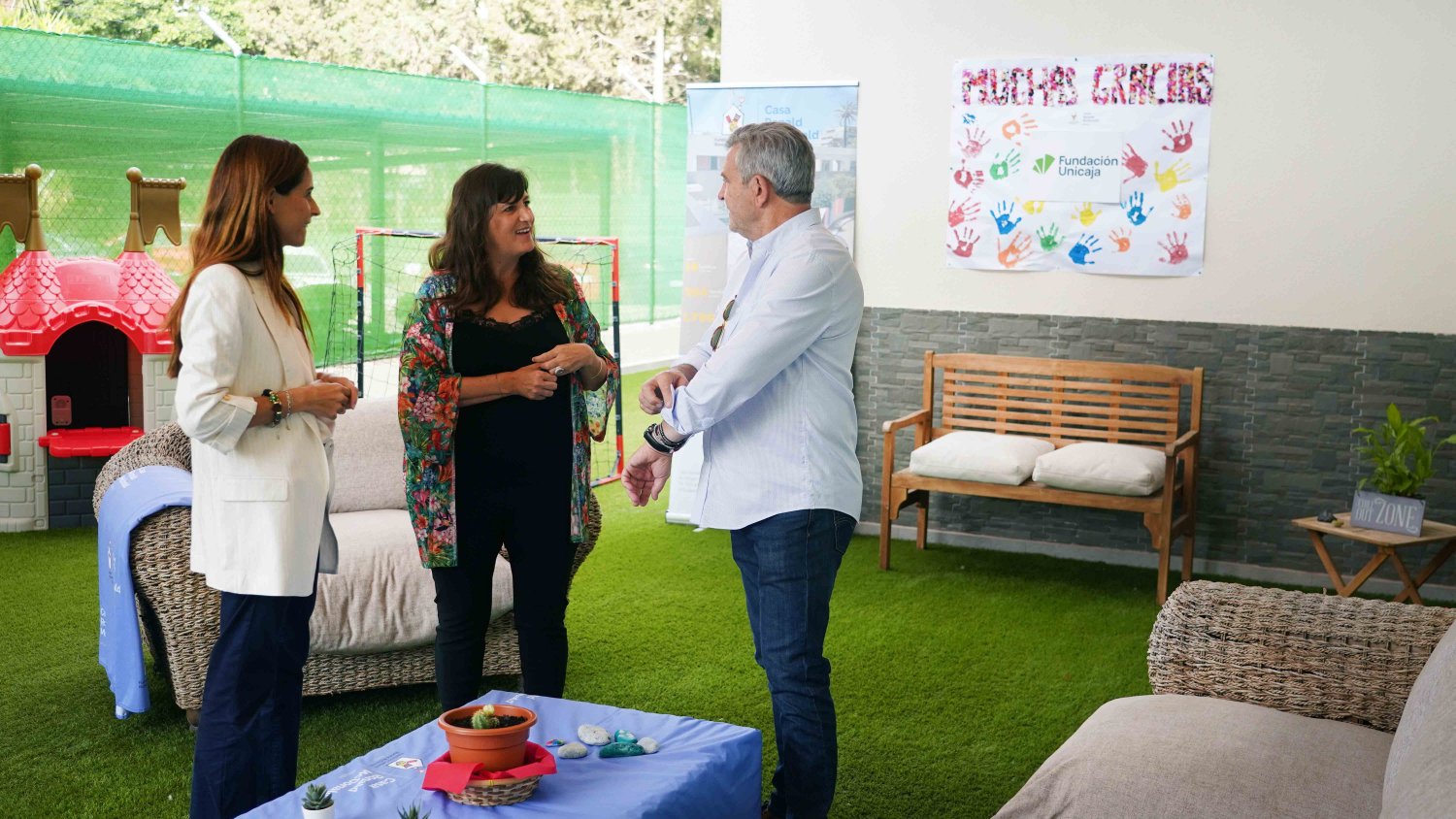 Fundación Unicaja apadrina la zona exterior de juegos y descanso de la Casa Ronald McDonald de Málaga