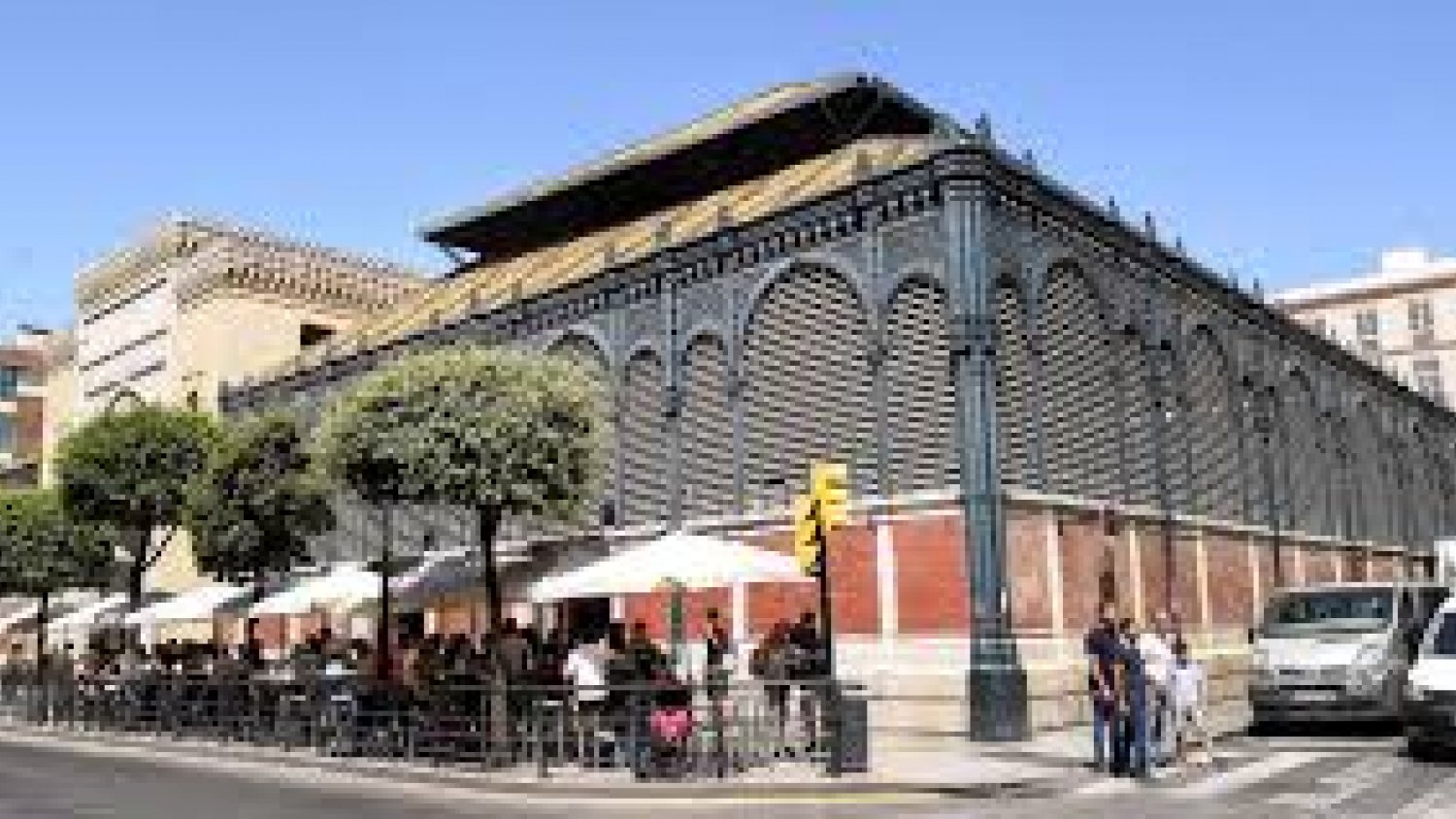 Apuñalan un carnicero del Mercado de Atarazanas para robarles 6.000 euros mientras se dirigía al trabajo