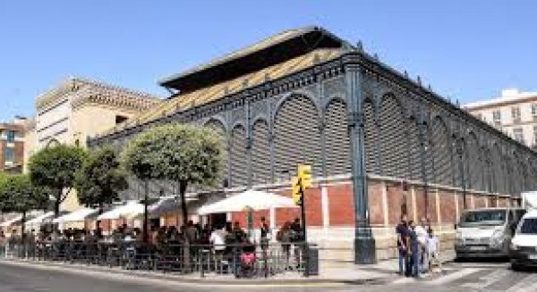Apuñalan un carnicero del Mercado de Atarazanas para robarles 6.000 euros mientras se dirigía al trabajo