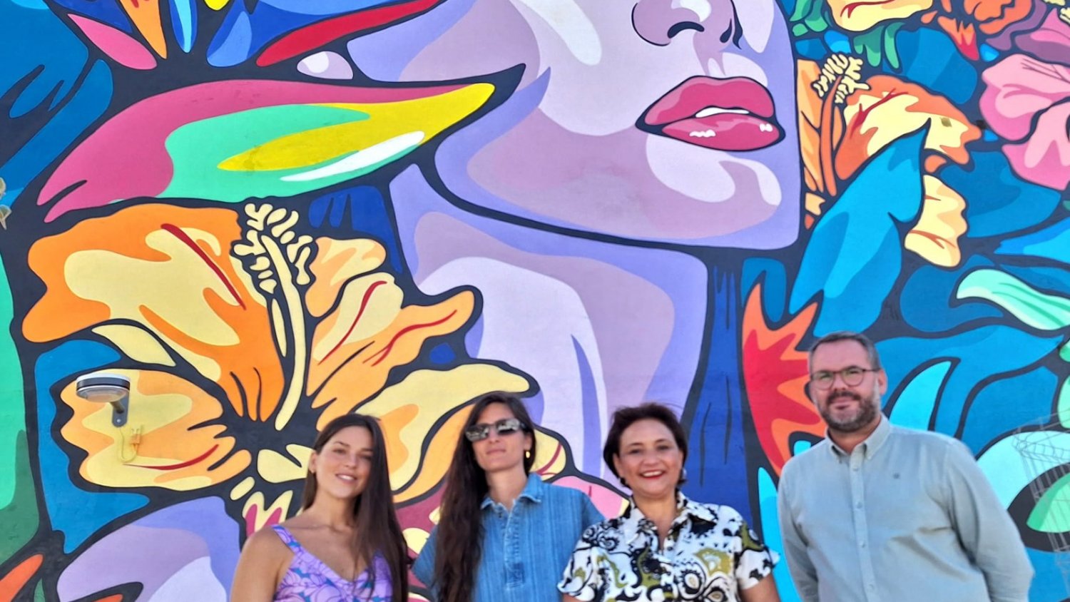 La artista Bosska proyecta un paraíso de color con su mural en Torremolinos