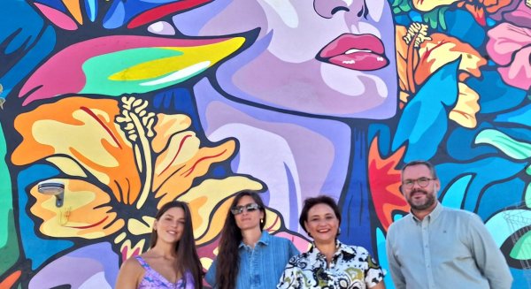 La artista Bosska proyecta un paraíso de color con su mural en Torremolinos