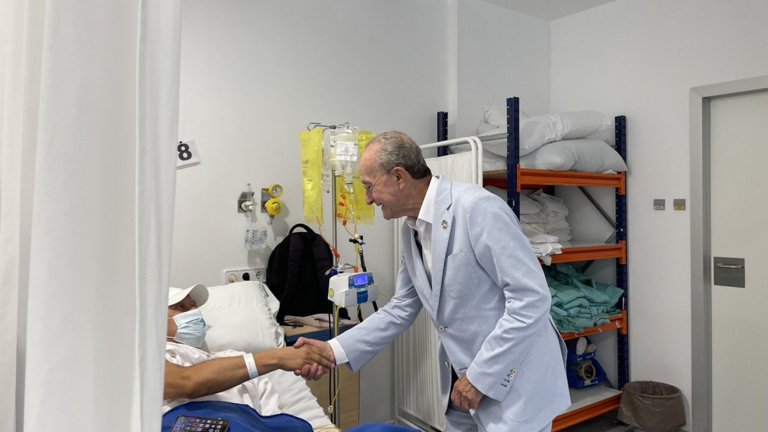 El Hospital Clínico de Málaga recibe la visita de Francisco de la Torre a los pacientes del área de Oncohematología