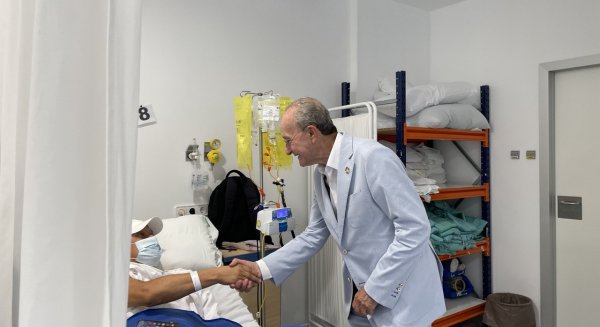 El Hospital Clínico de Málaga recibe la visita de Francisco de la Torre a los pacientes del área de Oncohematología