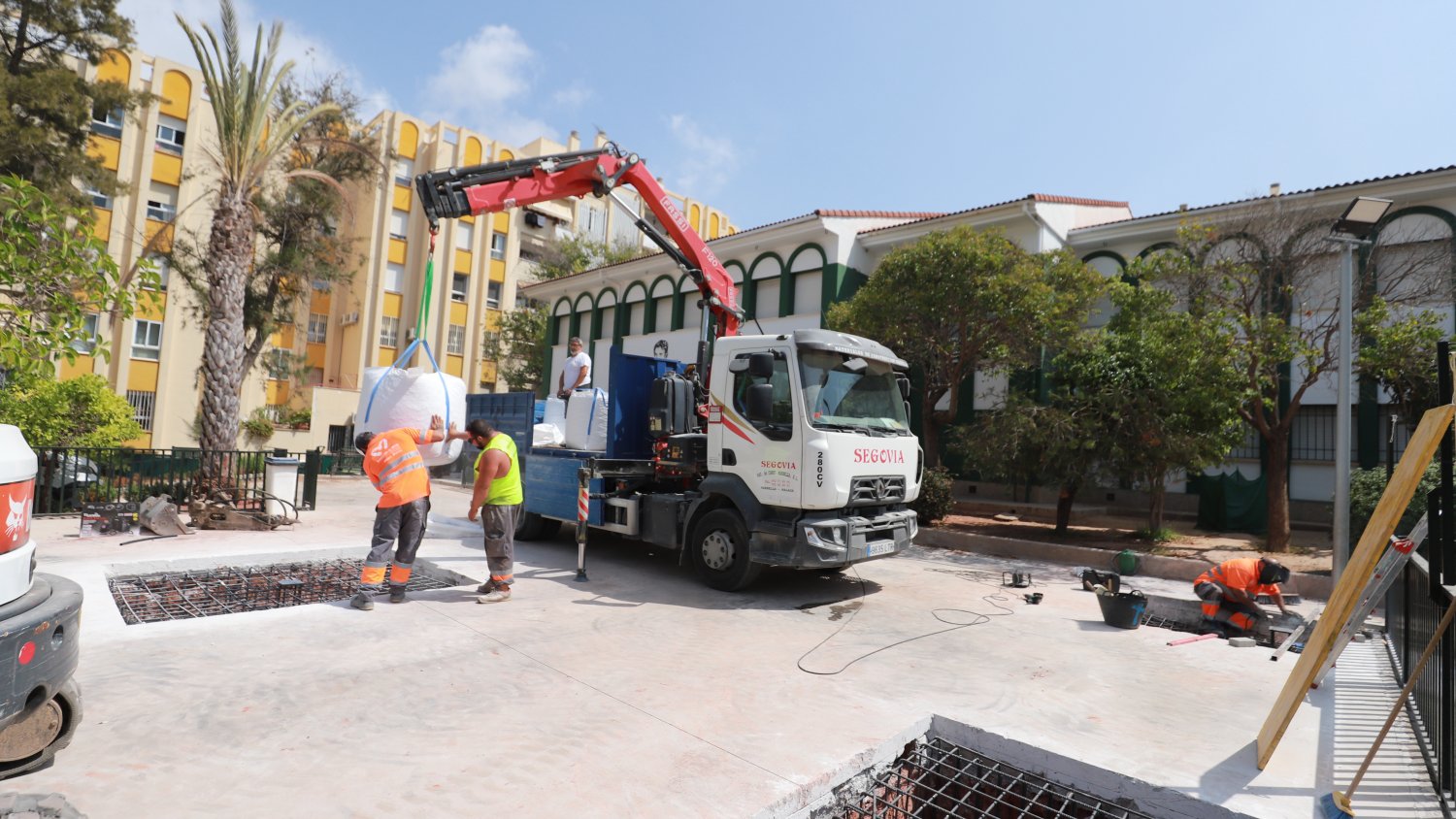 El Ayuntamiento de Marbella instala una zona de sombra en el patio del colegio García Lorca