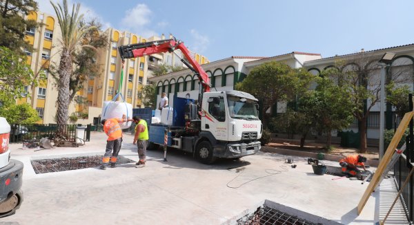 El Ayuntamiento de Marbella instala una zona de sombra en el patio del colegio García Lorca