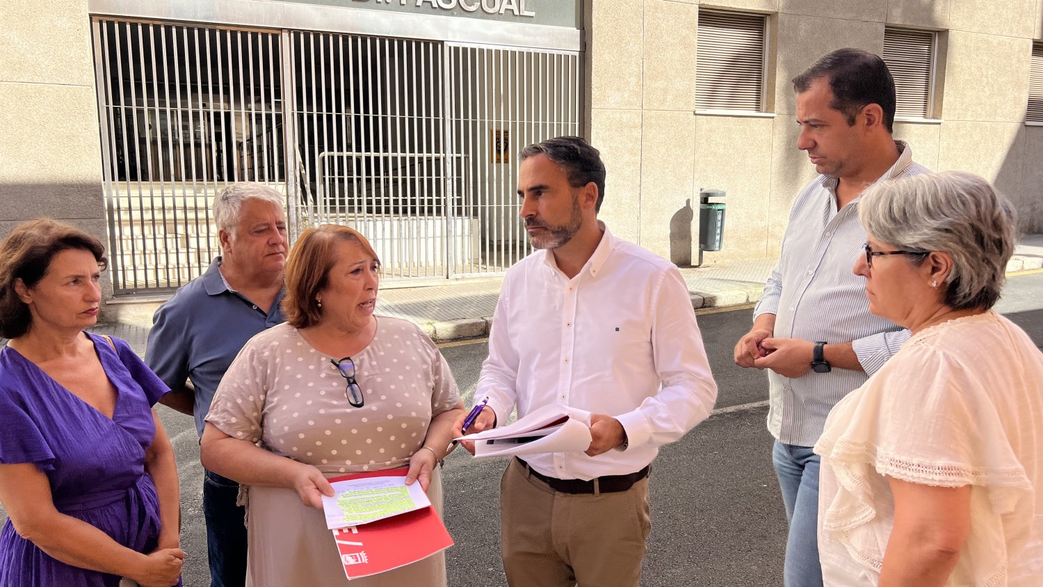 El PSOE pide a Moreno Bonilla 'que deje las vacaciones y solucione los graves problemas de la sanidad andaluza'