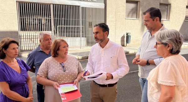 El PSOE pide a Moreno Bonilla 'que deje las vacaciones y solucione los graves problemas de la sanidad andaluza'