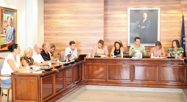 Torrox destina 254 mil euros para la cubierta de las gradas de la Piscina Municipal María Peláez