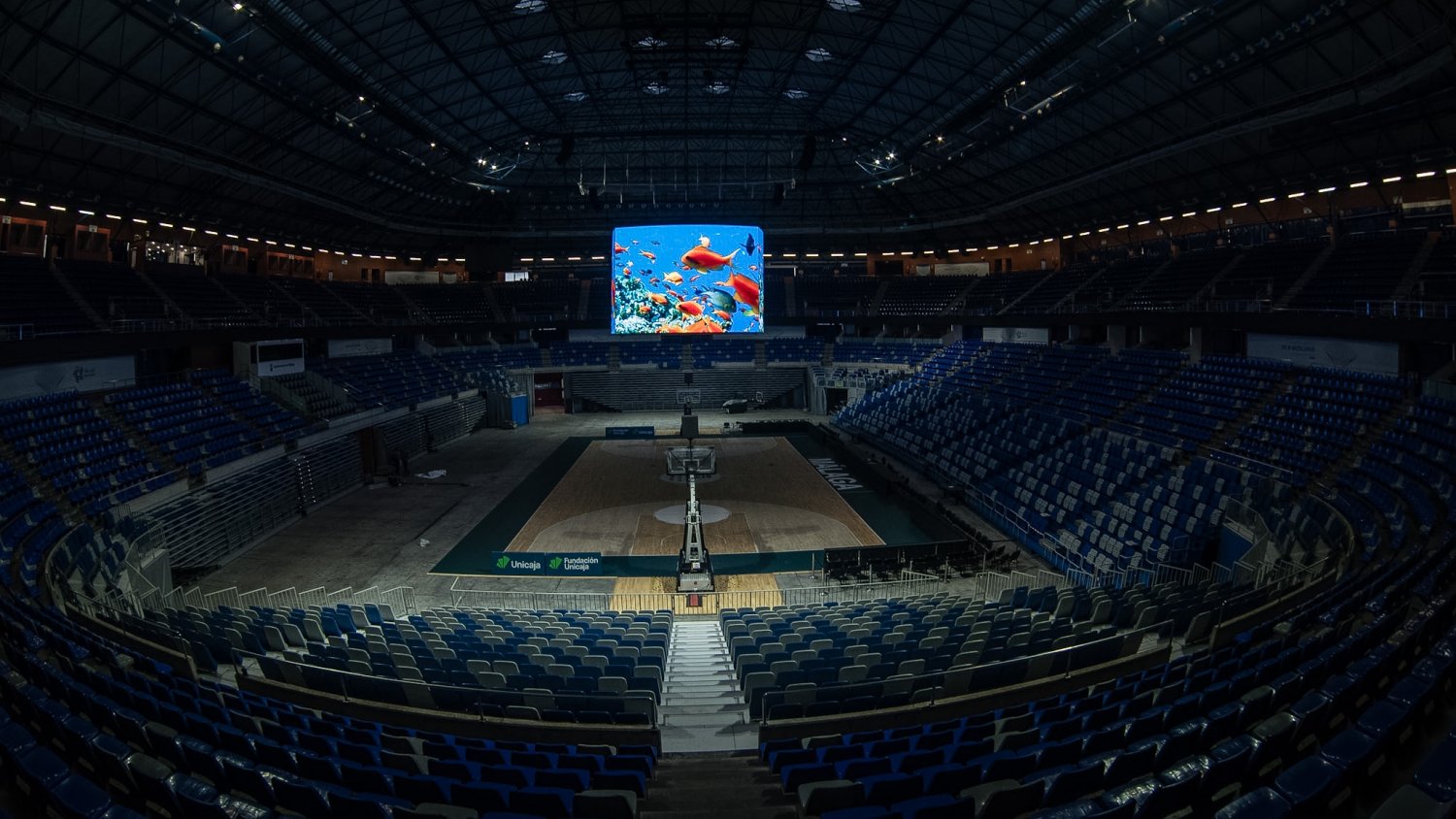 El Ayuntamiento de Málaga ultima la instalación del nuevo vídeo-marcador en el interior del Palacio de Deportes José María Martín Carpena 