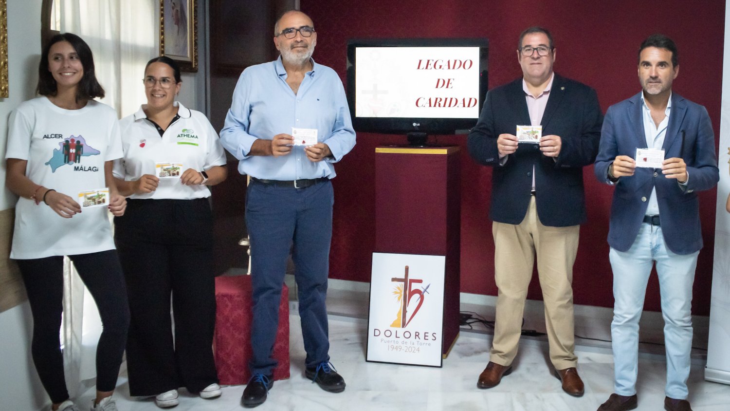 La cofradía Dolores del Puerto entrega sus 'Corazones de Cera' a la Unidad de Trasplantes de Málaga para promover la donación de órganos 
