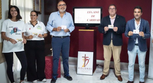 La cofradía Dolores del Puerto entrega sus 'Corazones de Cera' a la Unidad de Trasplantes de Málaga para promover la donación de órganos 