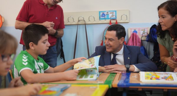 Moreno afirma que Andalucía refuerza los recursos y  programas para que el sistema educativo público siga ganando en excelencia y calidad 