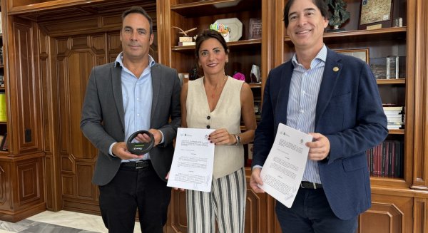El Ayuntamiento de Mijas y el Colegio Oficial de Veterinarios de Málaga firman la creación del registro municipal de animales de compañía