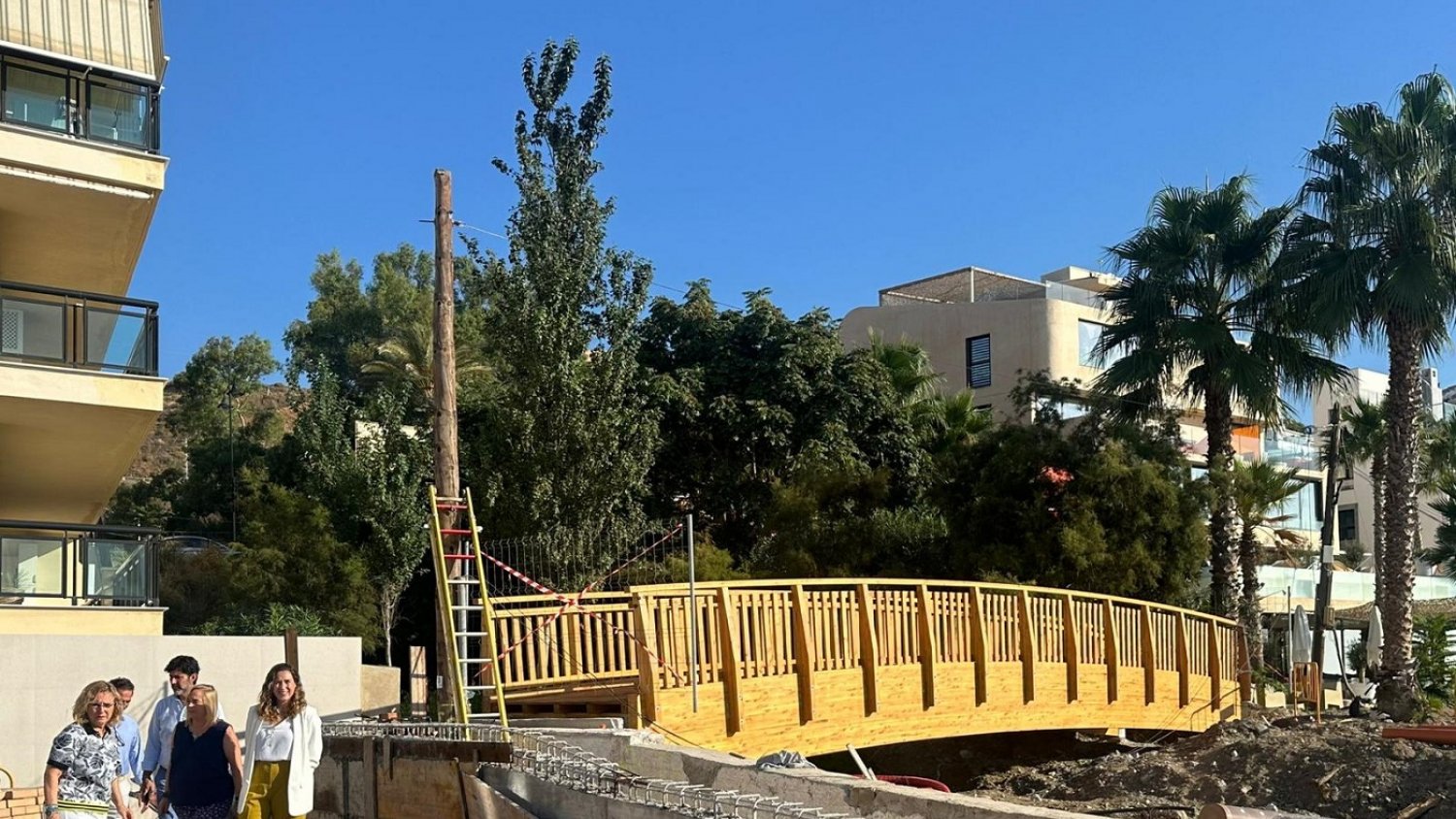 Fuengirola ultima la conexión de su Paseo Marítimo a la Senda Litoral de Benalmádena con la instalación de una pasarela 
