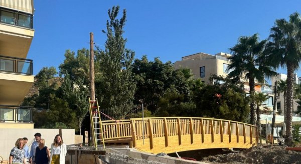 Fuengirola ultima la conexión de su Paseo Marítimo a la Senda Litoral de Benalmádena con la instalación de una pasarela 