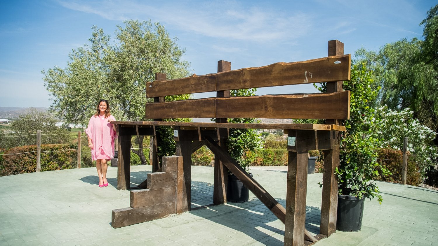 El parque Cerro Vallejo de Campanillas estrena un nuevo mirador en forma de banco de madera gigante 