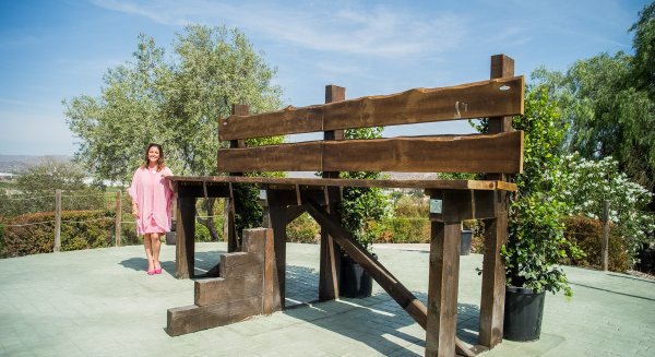 El parque Cerro Vallejo de Campanillas estrena un nuevo mirador en forma de banco de madera gigante 