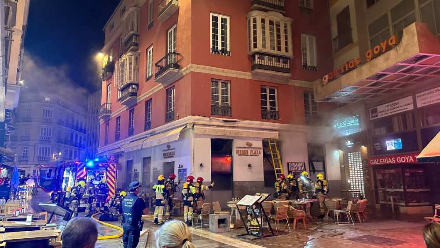 Un incendio en un restaurante del Centro de Málaga obliga a desalojar varios locales