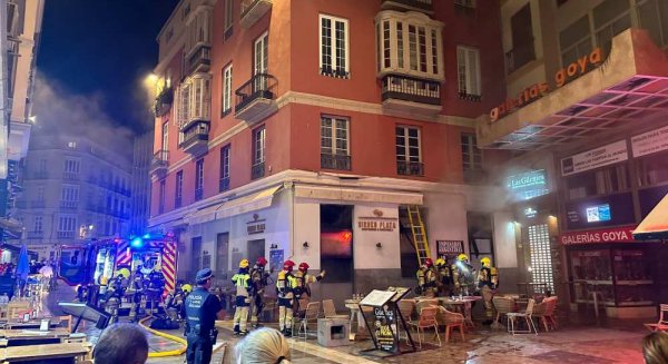 Un incendio en un restaurante del Centro de Málaga obliga a desalojar varios locales
