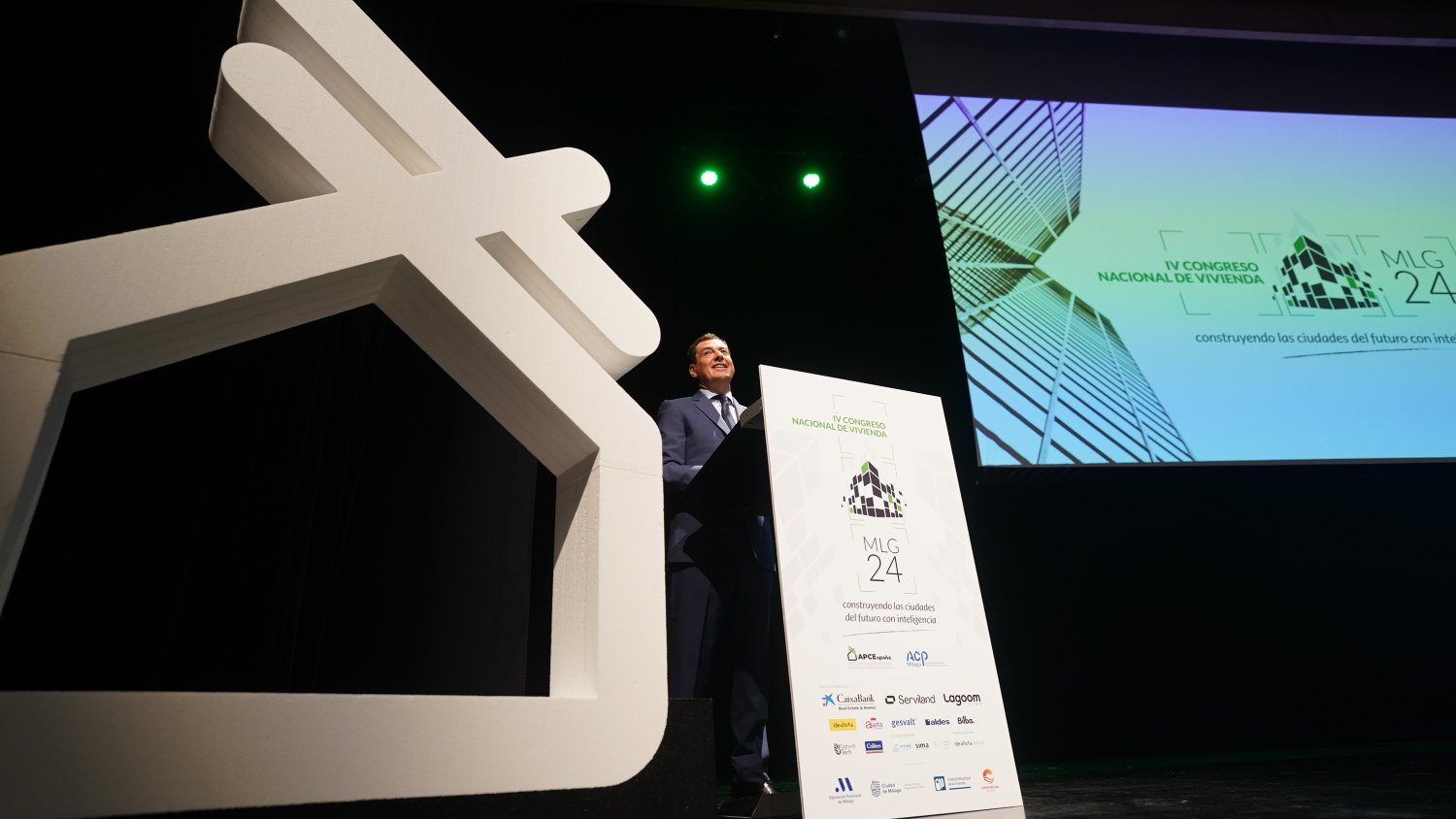 Moreno: “Andalucía tiene un modelo propio en política de vivienda para facilitar su construcción y acceso”