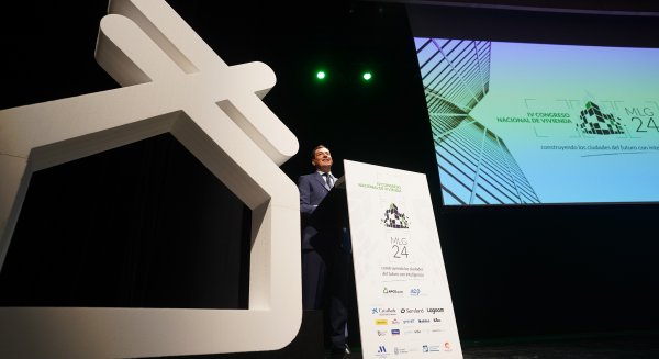 Moreno: “Andalucía tiene un modelo propio en política de vivienda para facilitar su construcción y acceso”