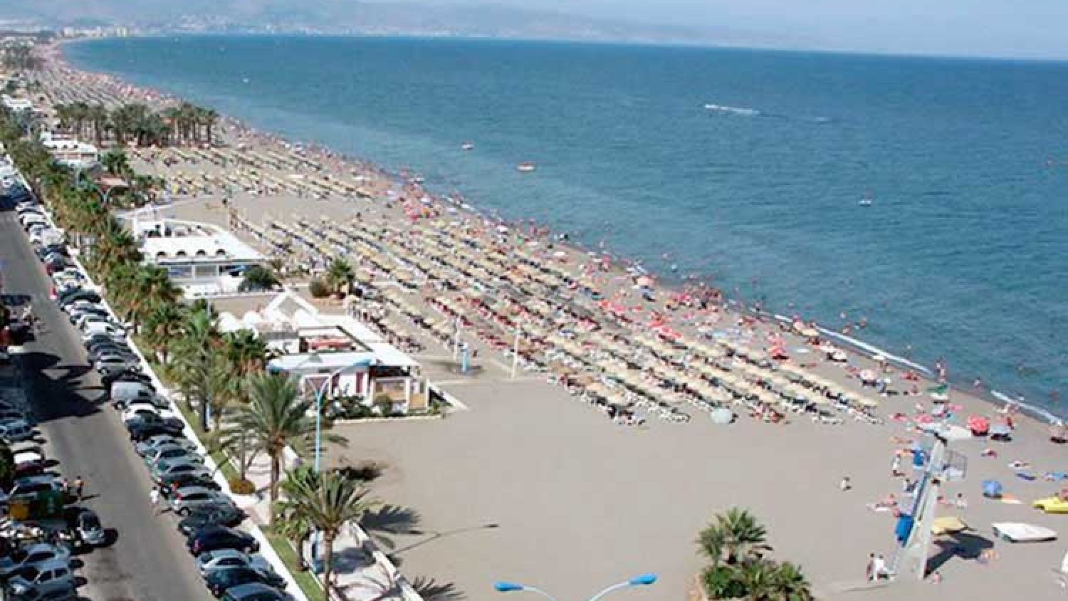 Un desprendimiento afecta a un edificio de cuatro plantas en la costa de Mijas 
