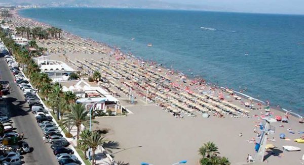 Un desprendimiento afecta a un edificio de cuatro plantas en la costa de Mijas 